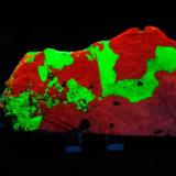 Calcita con Willemita - Fluorescente
Franklin, Sussex Co, New Jersey, EEUU
140 x 75 x 25 mm
Bajo UV de OC la Calcita es roja y la Willemita verde. (Autor: Juan María Pérez)