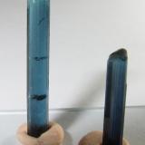 Indicolita (miembro del grupo de la turmalina)
Afganistán
20 x 3 mm. el cristal mayor; 15 x 5 mm. el otro.
Por desgracia el cristal más largo se fracturó cerca de la base y tuve que pegarlo yo mismo (se nota un poco). (Autor: prcantos)