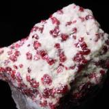 Cinabrio, Calcita
Kadamzhay, Valle de Fergana, Kirguistán
3 x 3 cm aprox.
Cinabrio con todos los cristales maclados. (Autor: Iván Blanco (PDM))