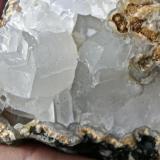 Calcita<br />Costa de Agaete, Agaete, Gran Canaria, Provincia de Las Palmas, Canarias, España<br />Cristal mayor 3 x 3 cm<br /> (Autor: María Jesús M.)