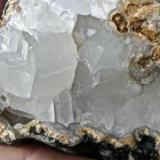 Calcita<br />Costa de Agaete, Agaete, Gran Canaria, Provincia de Las Palmas, Canarias, España<br />Cristal mayor 3 x 3 cm<br /> (Autor: María Jesús M.)