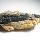 Riebeckita
Eureka Tunnel, El Paso County, Colorado, Estados Unidos
4’5 x 1 cm. el cristal; 4’5 x 2’5 la pieza completa
Cristal con la típica sección del anfíbol en matriz de pegmatita. (Autor: prcantos)
