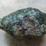 Antigorita
Provincia de Florencia. Italia.
Pieza de 3 x 2,5 x 1,5 cm
Detalle de Hematites en una de sus caras. (Autor: María Jesús M.)