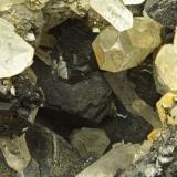 Quartz, sphalerite, pyrite.
Harding Vein, Carrock Mine, Caldbeck Fells, Cumbria, UK.
15 cm specimen, quartz to 3 cm, sphalerite to 2 cm. (Author: Ru Smith)