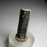 Hornblenda
Carboneras, Almería, Andalucía, España
9 x 2’3 cm.
Un cristal de anfíbol perfectamente formado, de las andesitas de Carboneras. (Autor: prcantos)