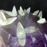 Calcita sobre cuarzo amatista
Brasil
Cristales de calcita de 1 cm
Que preciosas son esas maclas de la calcita, parecen barquitos (Autor: Emilio Téllez)