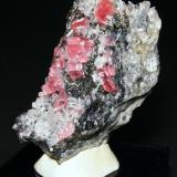 Rhodochrosite with Quartz and Tetrahedrite
Sweet Home Mine, Mount Bross, Alma District, Park Co., Colorado, USA
4.5 cm tall
Same specimen from another angle. (Author: Tim Blackwood)