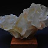 Apofilita-(KF), estilbita-Ca
Nasik, Maharashtra, India
10,5 x 8 x 6,5 cm
Magnífico ejemplo de apofilita tabular, poco frecuente en La India -sí en algunas canteras del Este de EEUU-. Cristales que presentan una relación 4/1 más propia por ejemplo de la wulfenita. A destacar también el poco esperado color amarillo y una bonita zonación en los dos cristales mayores. (Autor: Antonio Alcaide)