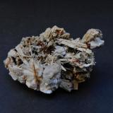 Elpidita, albita
Poudrette Quarry, Mont Saint-Hilaire, Rouville RCM, Montreal, Quebec, Canadá
7 x 5 x 5 cm.
Raro inosilicato del clásico yacimiento de Saint-Hilaire. Cristales aciculares de hasta 3 cm. Fluorescente bajo onda corta -tonalidad verdosa-. Con siderita muy alterada. (Autor: Antonio Alcaide)