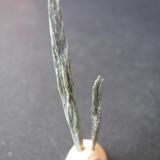Pirofilita
Estrie, Québec, Canadá
35 x 3 mm. el cristal mayor; 20 x 2 mm. el menor (Autor: prcantos)