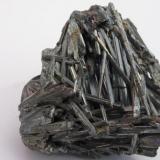 Estibina (Stibnita)
Mina Qingjiang, Wuning, Jiangxi, China
5.5x2.5x4 cm (Autor: antoniopedro)