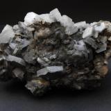 Calcita, fluorita
El Hamman, Meknes, Prefectura de Meknes, Región de Meknes-Tafilalet, Marruecos
13 x 9 x 6 cm
La parte de atrás también cristalizada, en este caso recubierta de una calcedonia oscura debido a las inclusiones comentadas. Por aquí presenta los mayores cristales de hasta 2,5 cm. (Autor: Antonio Alcaide)