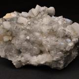 Calcita, fluorita
El Hamman, Meknes, Prefectura de Meknes, Región de Meknes-Tafilalet, Marruecos
13 x 9 x 6 cm
Una de mis debilidades: cristales pseudohexagonales de calcita con inclusiones oscuras zonadas(orgánicas?). Recuerdan a las calcitas chinas de Fozichong, a las de Charcas en Méjico. Presentan todas ellas una intensa fluorescencia rosada bajo UV de ondas larga y corta. La fluorita también presenta bonitos fantasmas violetas bajo UV. Con pequeños cristales de pirita típicos del yacimiento (Autor: Antonio Alcaide)