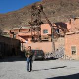 Pozo nº 1 de Bou Azzer. Junto al coche hay un acopio de alta ley, donde el material es casi integramente skutterudita, maucherita y safflorita, con las fisuras y cavidades tapizadas de espléndidas eritrinas. Pasamos un rato INCREÍBLE recogiendo estas muestras (Autor: Gonzalo Garcia)