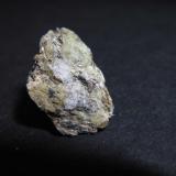 Serpentina
Grenville, Québec, Canadá
1&rsquo;7 c 1&rsquo;2 cm.
Este fragmento está etiquetado como "mountain leather" (algo así como piel o cuero de montaña).  Es una mezcla de serpentina y asbestos. (Autor: prcantos)