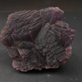 Fluorita
Summit Cleft, Weisseck Mountain, Murwinkel, Lungau, Salzburgo, Austria
9 x 7,5 x 5 cm
Otro ejemplo de estas fluoritas procedentes de unas cuevas a más de 2000 metros de altura. Me gusta especialmente el característico escalonamiento de los cubos que en otras piezas alcanzan los 10 ó 15 cm. El tono mate se debe posiblemente a haber sido acidada para retirar la calcita. (Autor: Antonio Alcaide)