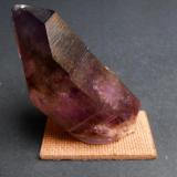 Cuarzo var. amatista
Brandberg, Erongo Region, Namibia
8 x 3,5 x 3 cm
Cuarzo amatista biterminado. (Autor: Antonio Alcaide)
