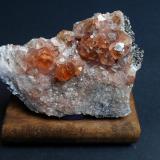 Grossularia var. hessonita
Jeffrey Mine, Asbestos, Quebec, Canadá
7 x 5,5 x 2,5 cm
Los cristales presentan las típicas modificaciones trapezoédricas con líneas de crecimiento. Los granates más pequeños son casi incoloros. (Autor: Antonio Alcaide)