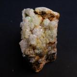 Andradita variedad demantoide
Gubahar, Khost, Ghazni Province, Afganistán
6 x 5 x 4 cm
Vista de la parte de arriba con los granates más blanquecinos. (Autor: Antonio Alcaide)