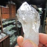 Quartz scepter
Fonda, Mohawk County, New York, USA
7 cm.
Our lab in the background. (Author: vic rzonca)