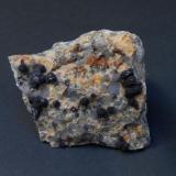 Fluorita
South Shore Sand and Gravel quarry, Chester, Nova Scotia, Canadá
5,5 x 4,5 x 4 cm
Dos generaciones de fluorita sobre granito. La primera formada por pequeños cristales de violeta intenso algo toscos y con escalonamientos en las caras. La otra generación son cubos transparentes modificados por el hexaquisoctaedro {321}. (Autor: Antonio Alcaide)
