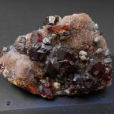 Esfalerita, galena, cuarzo
Shuikoushan Mine, Changning Co. Hengyang Prefecture, China
8 x 5,5 x 4 cm
En esta pieza algunos cristales de galena aparecen recubiertos de calcita. El cristal mayor de esfalerita mide 2 cm. (Autor: Antonio Alcaide)