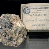 Stephanite
Himmelfahrt Mine, Freiberg, Freiberg District, Erzgebirge, Saxony, Germany
6x5x3 cm
Many crystals in classic aggregates scattered on the matrix, with an old italian label. (Author: Simone Citon)