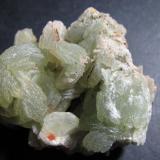 Prehnita
Cantera Oficarsa, Carchelejo, Jaén, Andalucia, España
4&rsquo;5 x 4 cm.
En este agregado se aprecian unas diminutas agujas negras de augita, otro mineral bien conocido en el yacimiento. (Autor: prcantos)