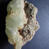 Prehnita
Cantera Oficarsa, Carchelejo, Jaén, Andalucia, España
4&rsquo;5 x 3 cm.
Sobran las descripciones de este mineral y localidad bien conocidos.  Aquí he optado por poner una foto de perfil donde se aprecia la costra de prehnita sobre la ofita. (Autor: prcantos)