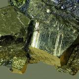Pirita y cuprita.
Mina de Cala, Cala, Huelva, Andalucía, España.
Cristal mayor de 15 mm.
 (Autor: Antonio Carmona)