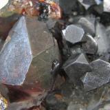 Galena + Esfalerita
Mina Rucheng, Chaojia, Rucheng, Chenzhou, Hunan, China
123 x 81 x 36 mm.
Cristal de blenda de 20 x 15 mm. (Autor: José Luis Zamora)