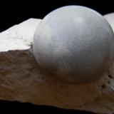 Ópalo menilito
Agramón, Albacete, Castilla  - La Mancha, España
53 x 40 x 41 mm.
Esfera de 31 mm de diámetro en matriz de diatomita. (Autor: José Luis Zamora)
