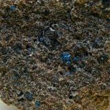 Haüyna
Punta Camello, Costa de Arucas, Gran Canaria, Islas Canarias, España
Cristales azules de Haüyna entre uno y dos milímetros.
Haüyna en escoria basáltica (Autor: María Jesús M.)