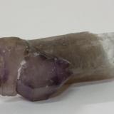 Cuarzo (variedad amatista), Cuarzo (variedad ahumado), Albita<br />Pedrera Mas Sever, Massabè (Mas Ceber), Sils, Comarca La Selva, Gerona / Girona, Cataluña / Catalunya, España<br />82 x 28 x 28 mm<br /> (Autor: carles)