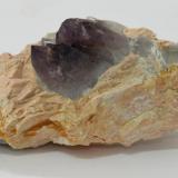 Cuarzo (variedad amatista), feldespato, Cuarzo<br />Cantera Soliva (Cantera trabajos del AVE), Can Sala, Riudarenes, Comarca La Selva, Gerona / Girona, Cataluña / Catalunya, España<br />115  x50 x 57 mm<br /> (Autor: carles)