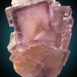 Fluorita
Mina La Viesca, Huergo, Zona minera de La Collada, Siero, Asturias, España
grupo de 6x4cm envolviendo un cristal de calcita (Autor: Raul Vancouver)