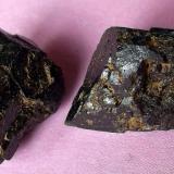 Augita
Volcán Rocanegra, Santa Pau, Olot, Gerona, Cataluña, España
1,5 cm la pieza de mayor tamaño (Autor: Cristalino)