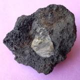 Sanidina
Volcán de la Roca Negra, Santa Pau, Olot, Girona, Cataluña, España
3 x 3 cm (Autor: Cristalino)