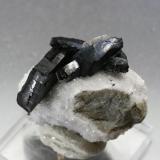 Babingtonite on quartz
Lane Quarry, Hampden County, Massachusetts, USA
4 cm. group (Author: vic rzonca)