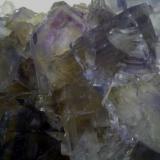 Fluorita
Mina Emilio, Loroñe, Filón Obdulia, Colunga, Zona minera de Caravia, Asturias, España
23 x 13 x 10 cm
Detalle de la pieza anterior donde se ve el zonado de los cristales (Autor: DavidSG)