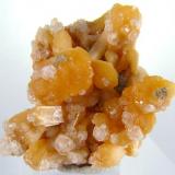 Estilbita, analcima
Pinnacle Island, Five Islands, Nova Scotia, Canadá
4,5 x 3 x 2 cm
Pequeños cristales de analcima sobre ramilletes de estilbita de fuerte color naranja, típico para esta localidad, una de las islas de las cinco. (Autor: Antonio Alcaide)