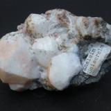 Analcima
Seiser, Val Gardena, Bolzano, Trentino-Alto Adige, Italia
9,5 x 6,5 x 4
Una analcima no transparente ligeramente teñida por hematites. Procede de una llocalidad clásica alpina. El trapezoedro mayor mide 4 cm. (Autor: Antonio Alcaide)