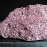 Zoisita (variedad thulita)
Lom, Oppland, Noruega
6&rsquo;5 x 4 cm.
Vista posterior del mismo ejemplar, con un tono rosa más uniforme e intenso. (Autor: prcantos)