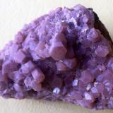 Calcita
Mina San Salvador/Aldea Moret, Cáceres capital, Extremadura, España
3 x 2 cm
Esta cara presenta un hábito de cristales hexagonales acabados en "cabeza de clavo" (Autor: Cristalino)