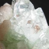 Apofilita-(KF) y estilbita
Distrito Jalgaon, Maharashtra, India
4 cm. acho de campo
Detalle de los cristales de apofilita transparente con tonos verdosos en el mismo espécimen. (Autor: prcantos)