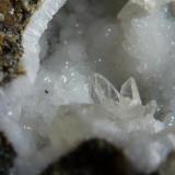 Calcita, Phillipsita<br />Volcán de la Fuente del Arzollar, Valverde, Ciudad Real, Comarca Campo de Calatrava, Castilla-La Mancha, España<br />1,2 x 1 cm.<br /> (Autor: javier ruiz martin)