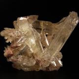 Cerusita
Tsumeb, Otjikoto Region, Namibia
8x6cm
El mismo ejemplar visto desde otro ángulo, con la clásica interpenetración de cristales formando reticulados ó "snowflake". (Autor: Raul Vancouver)