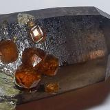 Spessartina (Espesartina) (Grupo Granate) sobre Cuarzo Ahumado
Tongbei, Yunxiao Co., Zhangzhou Prefecture, Fujian, China.
4 x 1,5 el cristal de cuarzo de mayor dimensión (Autor: Cristalino)