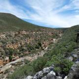 A small gorge with quartz seams visible. (Author: Pierre Joubert)