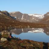 But the night before that I slept here, on the grassy patch by the boulder. This was the next morning at 6am. Loch Avon reflecting perfectly the surrounding mountains. (Author: Mike Wood)